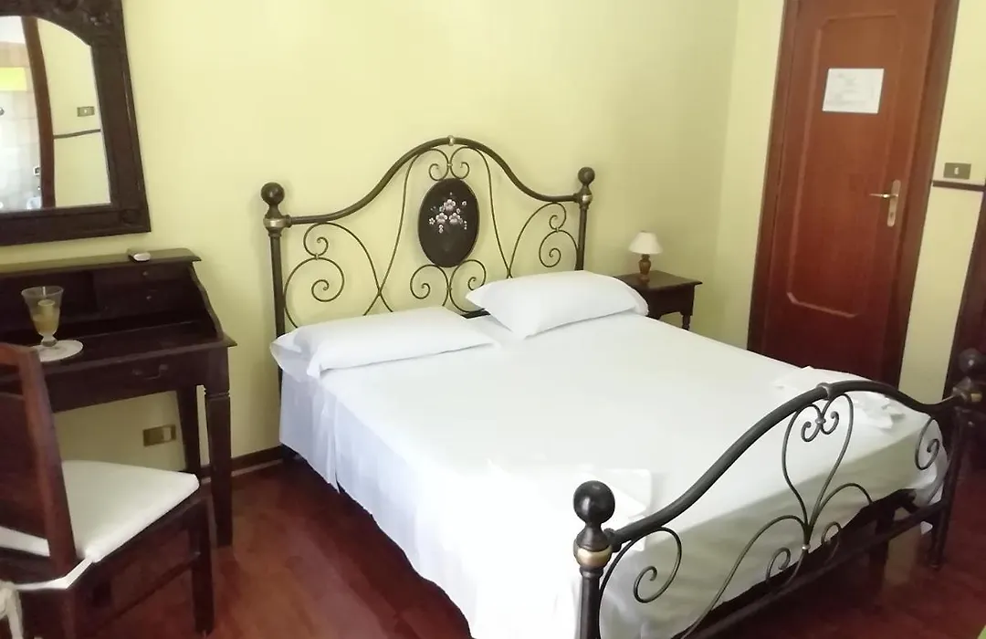 Hotel La Carina-1
